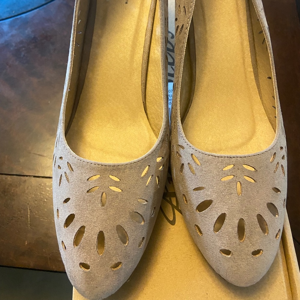 11w women’s tan shoe new never worn outside